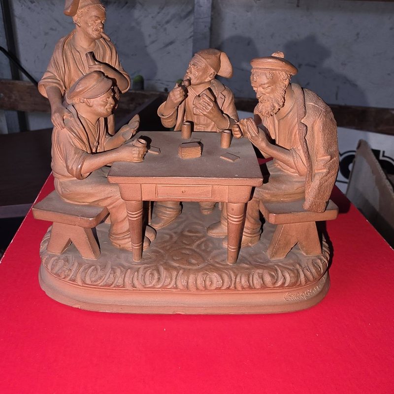 Terracotta beeldje van kaartspelers, brocante in de kringloopwinkel