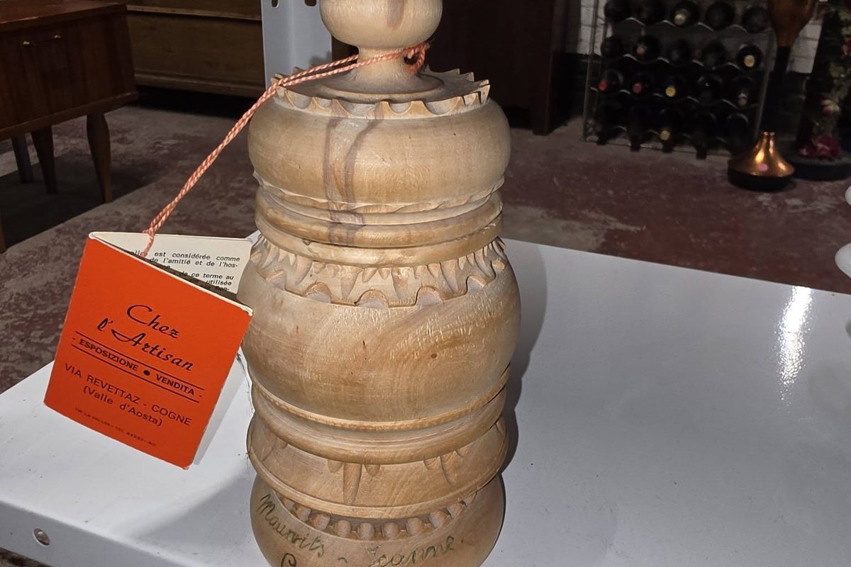 Gedraaid houten voorwerp met een oranje label in de kringloopwinkel in Deurne
