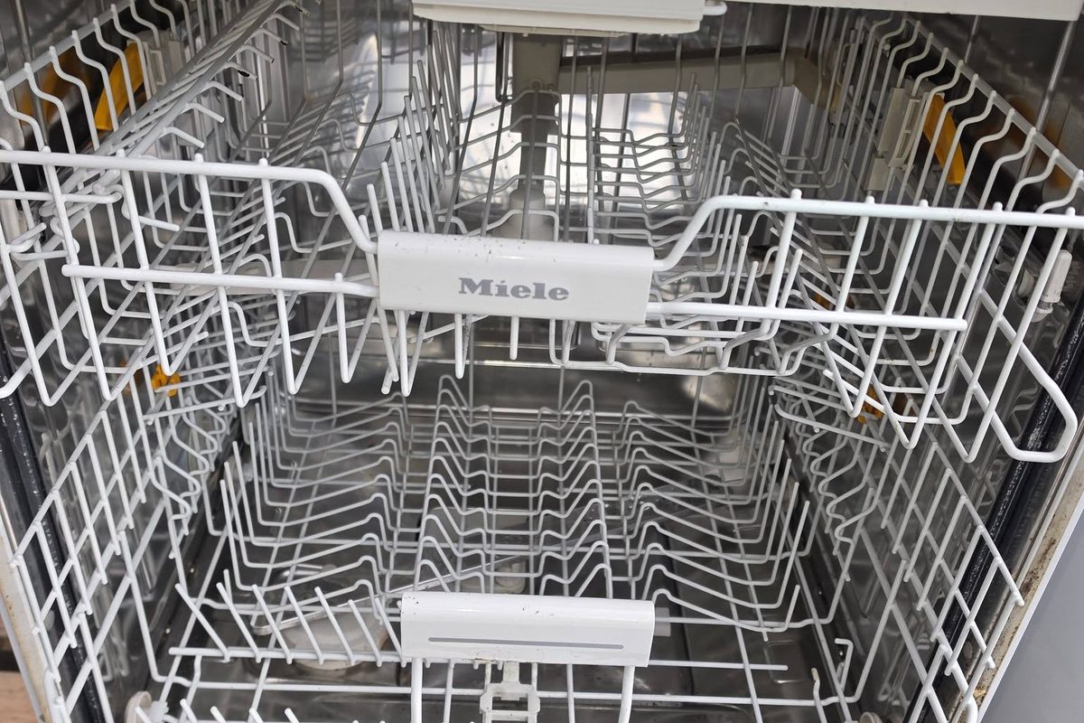 Open vaatwasser met lege korven in de kringloopwinkel in Deurne, elektro is geen grofvuil