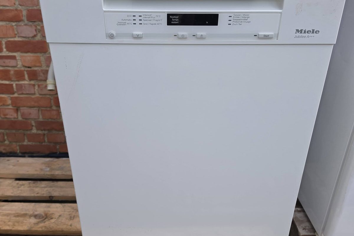 Tweedehands vaatwasser van Miele in de kringloopwinkel, werkende elektro mag naar de kringloop