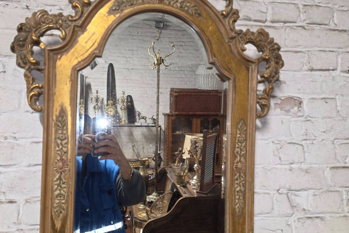 Grofvuil Antwerpen of kringloop: spiegel met vergulde lijst in de kringloopwinkel in Deurne