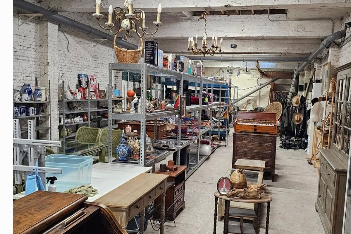 Kringloopwinkel Deurne: interieur van Kringloopmarkt Tornado met meubels, kroonluchters en rekken