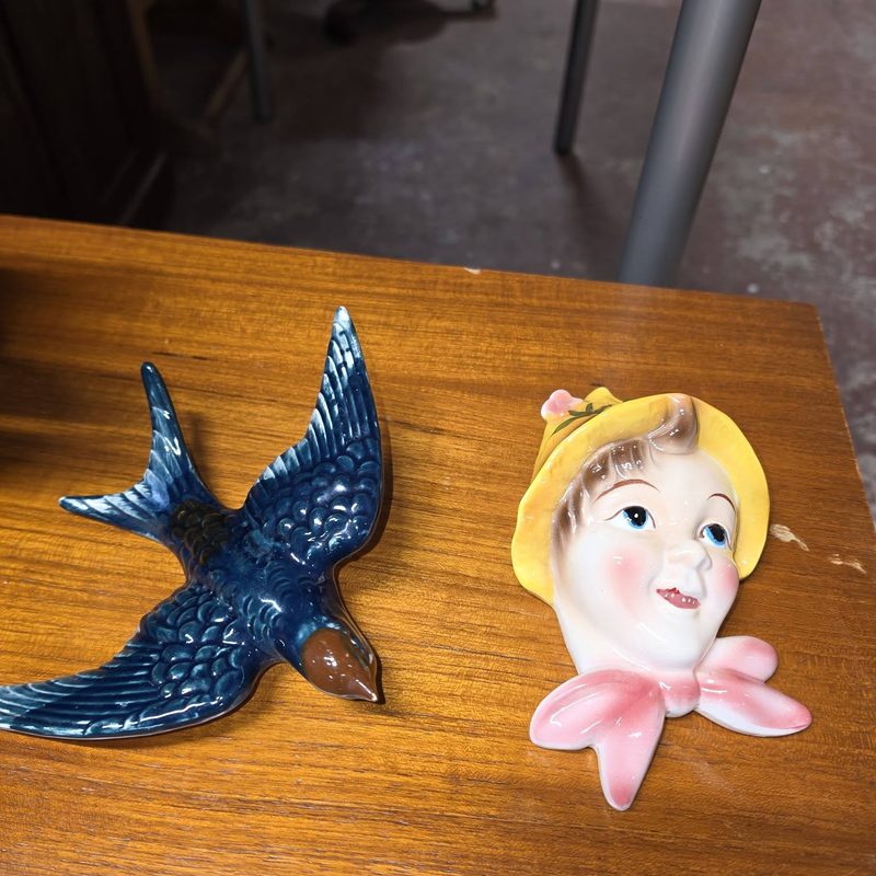 Retro wanddecoratie met zwaluwen in de kringloopwinkel in Deurne