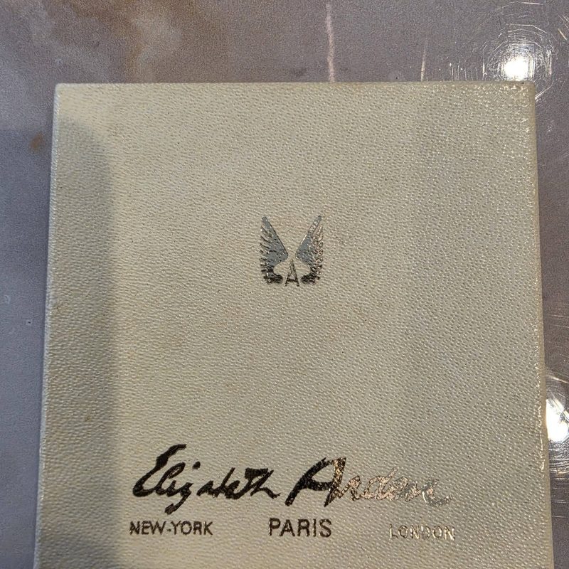 Doos van Elizabeth Arden met New York, Paris en London op het deksel, in de kringloopwinkel