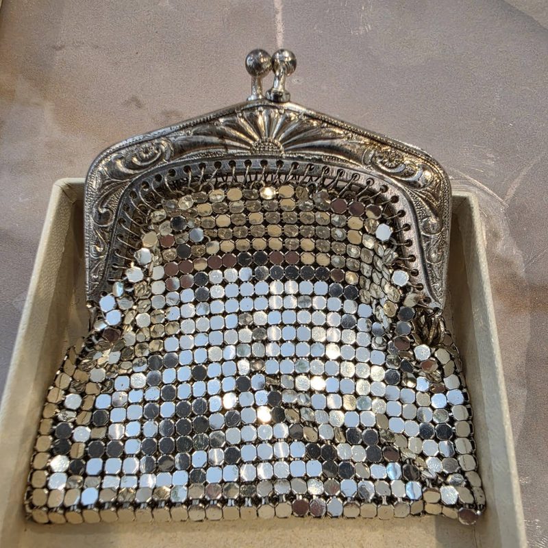 Vintage maliën handtas in de kringloopwinkel van Kringloopmarkt Tornado