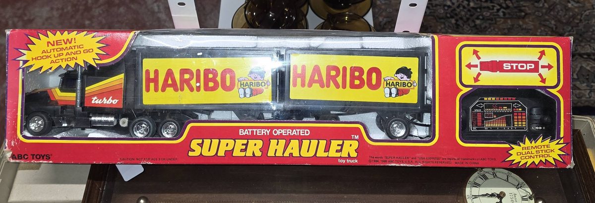 Vintage speelgoedvrachtwagen in de originele doos, een verzamelobject in de kringloopwinkel